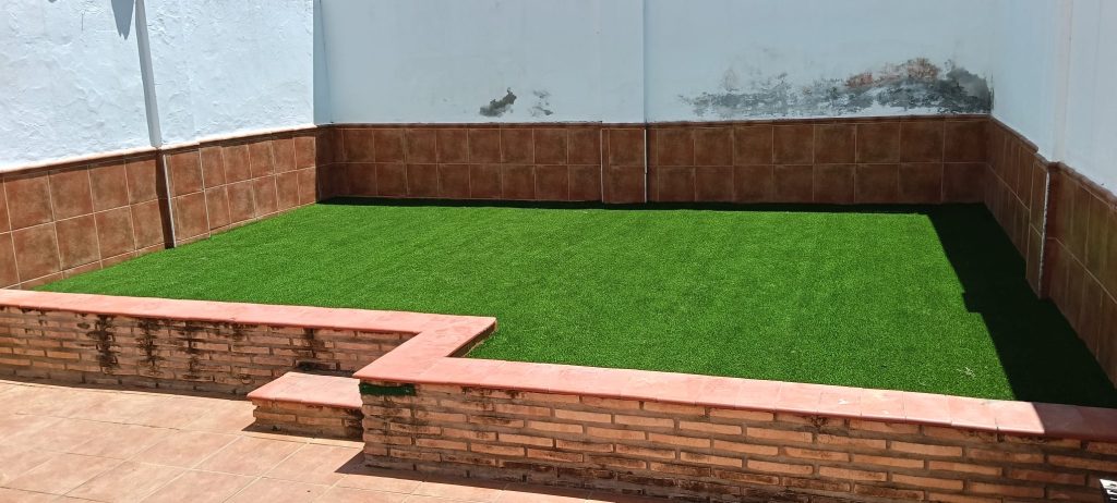 Patio con césped artificial terminado - Limcesped Sevilla